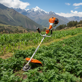Chapeadora Stihl FS 230 naranja y negro en campo andino