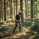 Chapeadora Stihl FS 250 en contexto forestal