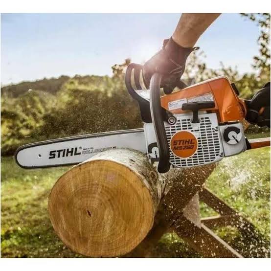 Motosierra Stihl MS 250 cortando tronco en campo