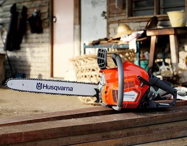 Motosierra Husqvarna 125 en taller