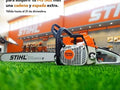 Motosierra Stihl MS 382 sobre césped con tienda Stihl de fondo