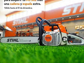 Motosierra Stihl MS 382 sobre césped con tienda Stihl de fondo