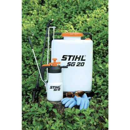 Fumigadora Manual Stihl SG 20 con accesorios en jardín