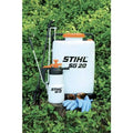 Fumigadora Manual Stihl SG 20 con accesorios en jardín