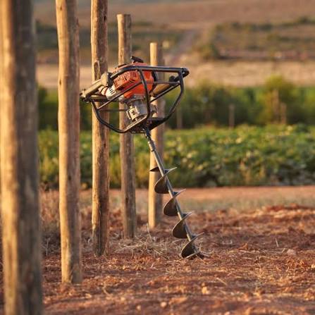 Barreno STIHL BT 230 en campo agrícola imagen principal